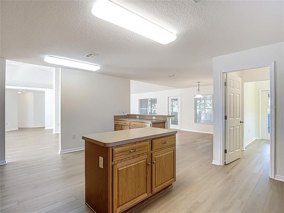 待售: $335,000 (4 贝兹, 3 浴室, 3049 平方英尺)