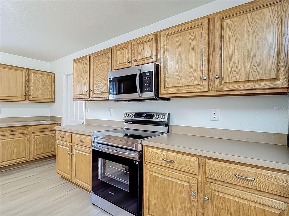 待售: $335,000 (4 贝兹, 3 浴室, 3049 平方英尺)