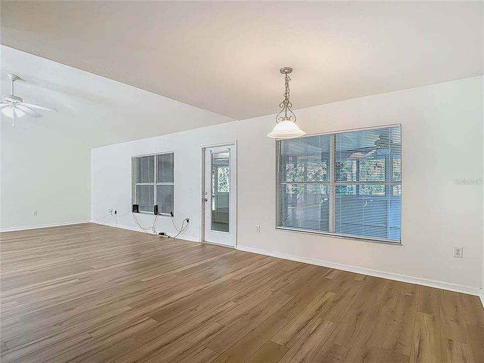 待售: $335,000 (4 贝兹, 3 浴室, 3049 平方英尺)