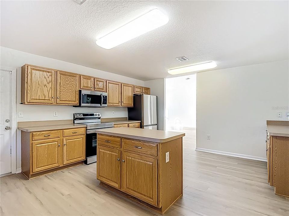 待售: $335,000 (4 贝兹, 3 浴室, 3049 平方英尺)