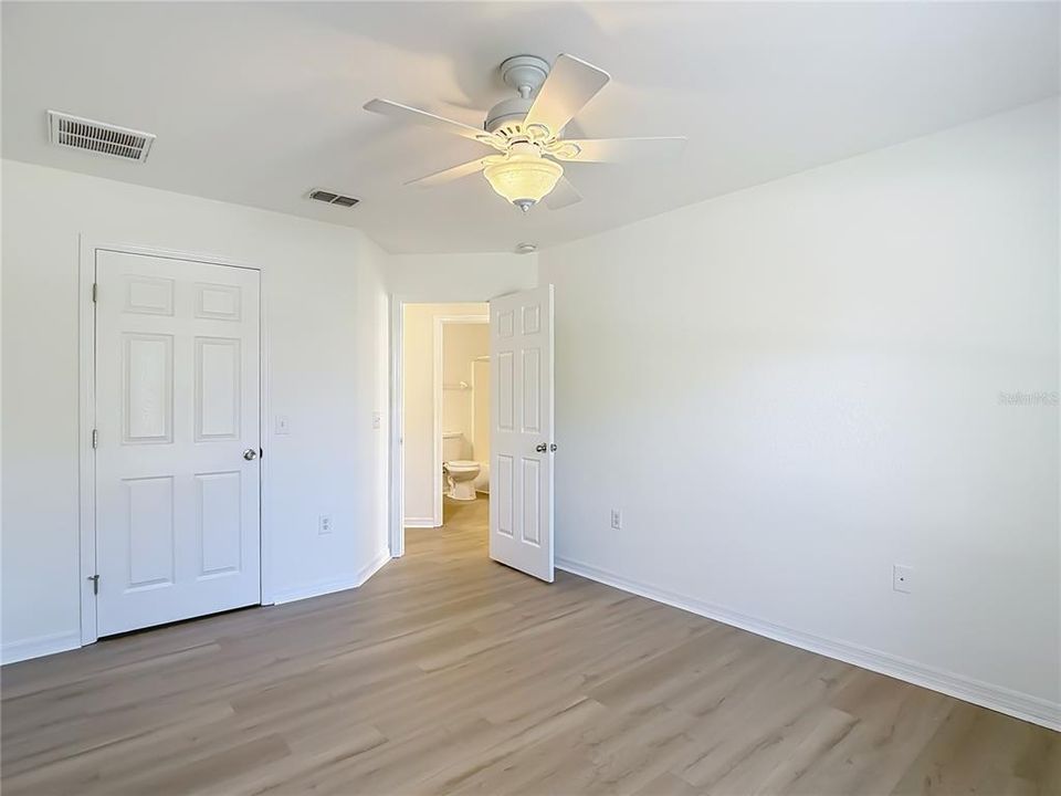 待售: $335,000 (4 贝兹, 3 浴室, 3049 平方英尺)