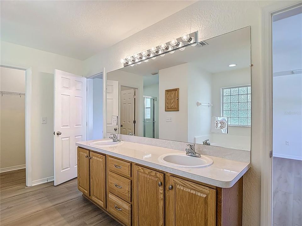 待售: $335,000 (4 贝兹, 3 浴室, 3049 平方英尺)