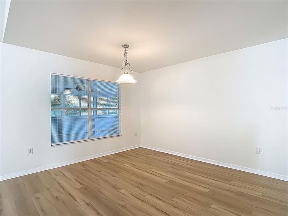 待售: $335,000 (4 贝兹, 3 浴室, 3049 平方英尺)