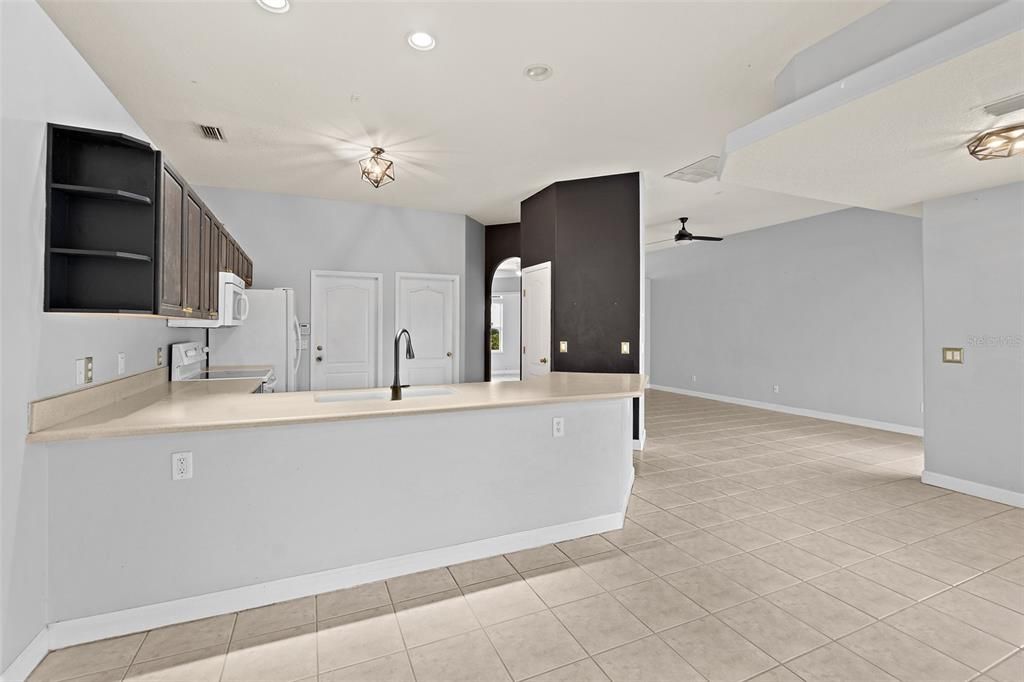 En Venta: $470,000 (4 camas, 2 baños, 2028 Pies cuadrados)