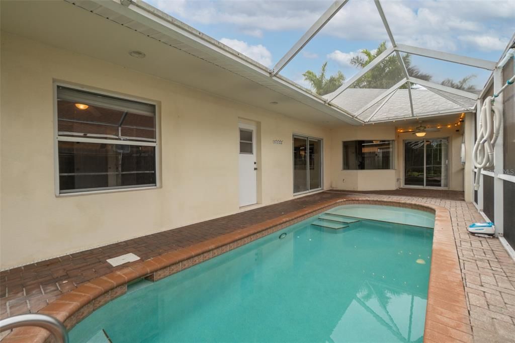 En Venta: $470,000 (4 camas, 2 baños, 2028 Pies cuadrados)