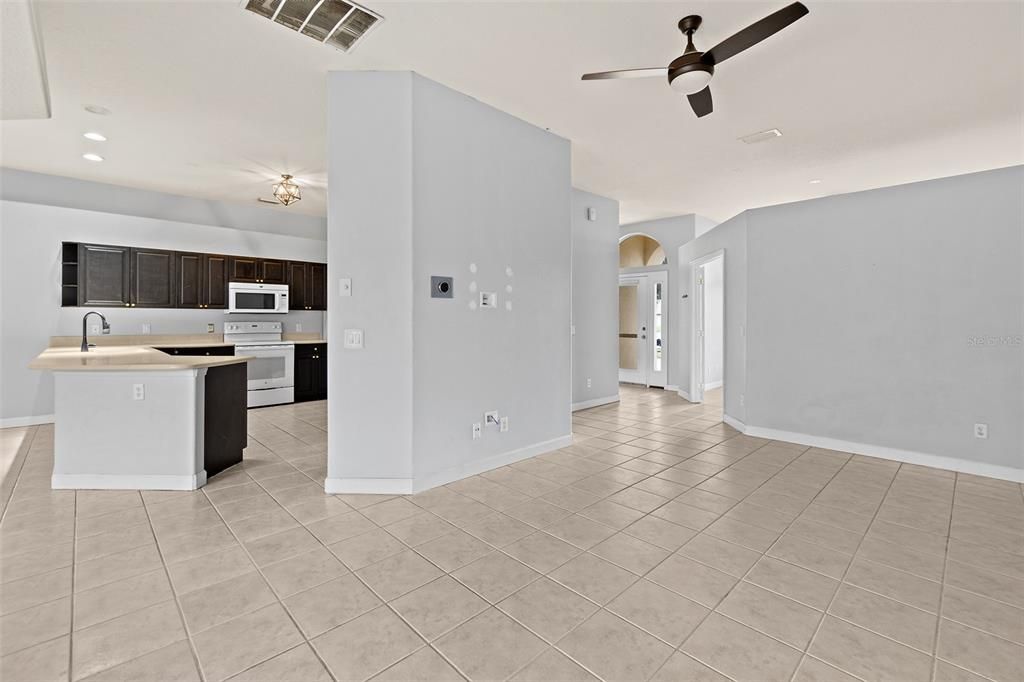 En Venta: $470,000 (4 camas, 2 baños, 2028 Pies cuadrados)