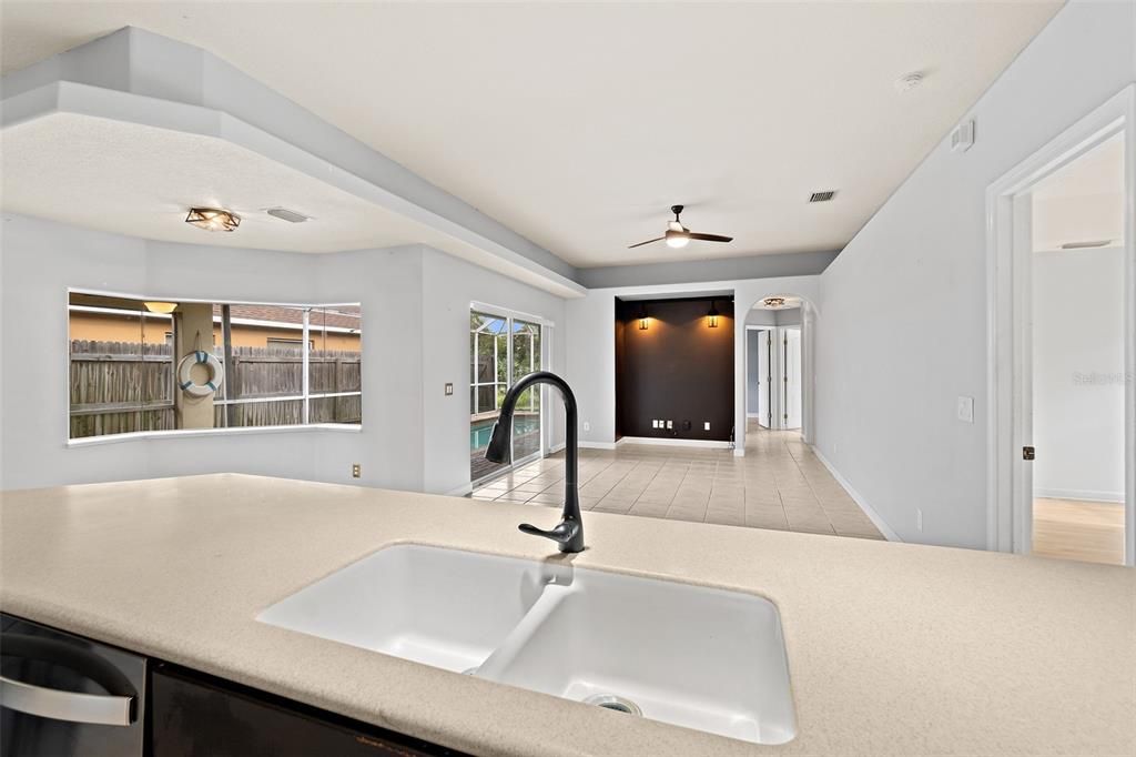 En Venta: $470,000 (4 camas, 2 baños, 2028 Pies cuadrados)