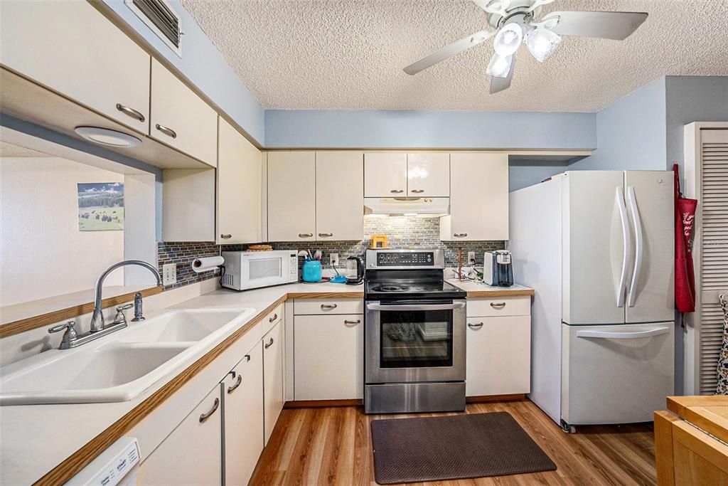 Activo con contrato: $450,000 (2 camas, 2 baños, 1085 Pies cuadrados)