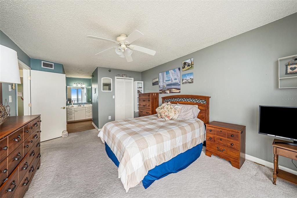 Activo con contrato: $450,000 (2 camas, 2 baños, 1085 Pies cuadrados)