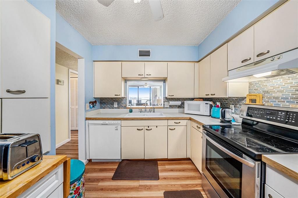 Activo con contrato: $450,000 (2 camas, 2 baños, 1085 Pies cuadrados)