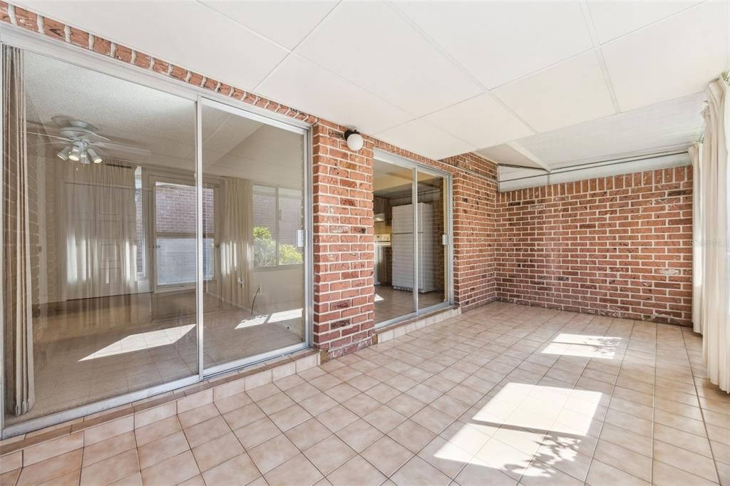 На продажу: $222,900 (2 спален, 2 ванн, 1031 Квадратных фут)