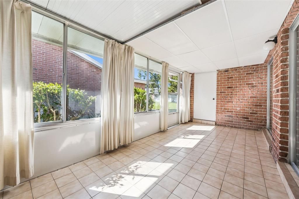 На продажу: $222,900 (2 спален, 2 ванн, 1031 Квадратных фут)