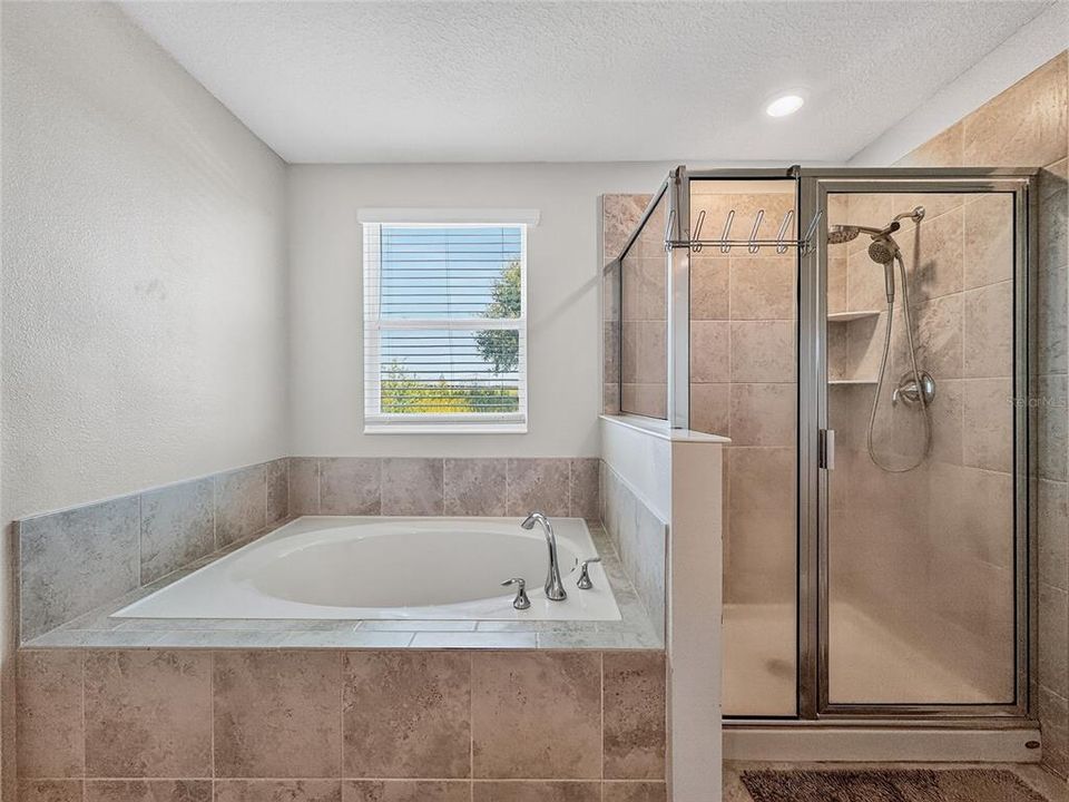 Activo con contrato: $415,000 (4 camas, 2 baños, 3031 Pies cuadrados)