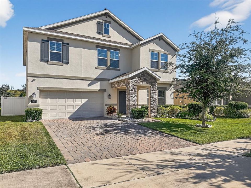 Activo con contrato: $415,000 (4 camas, 2 baños, 3031 Pies cuadrados)