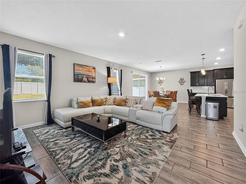 Activo con contrato: $415,000 (4 camas, 2 baños, 3031 Pies cuadrados)