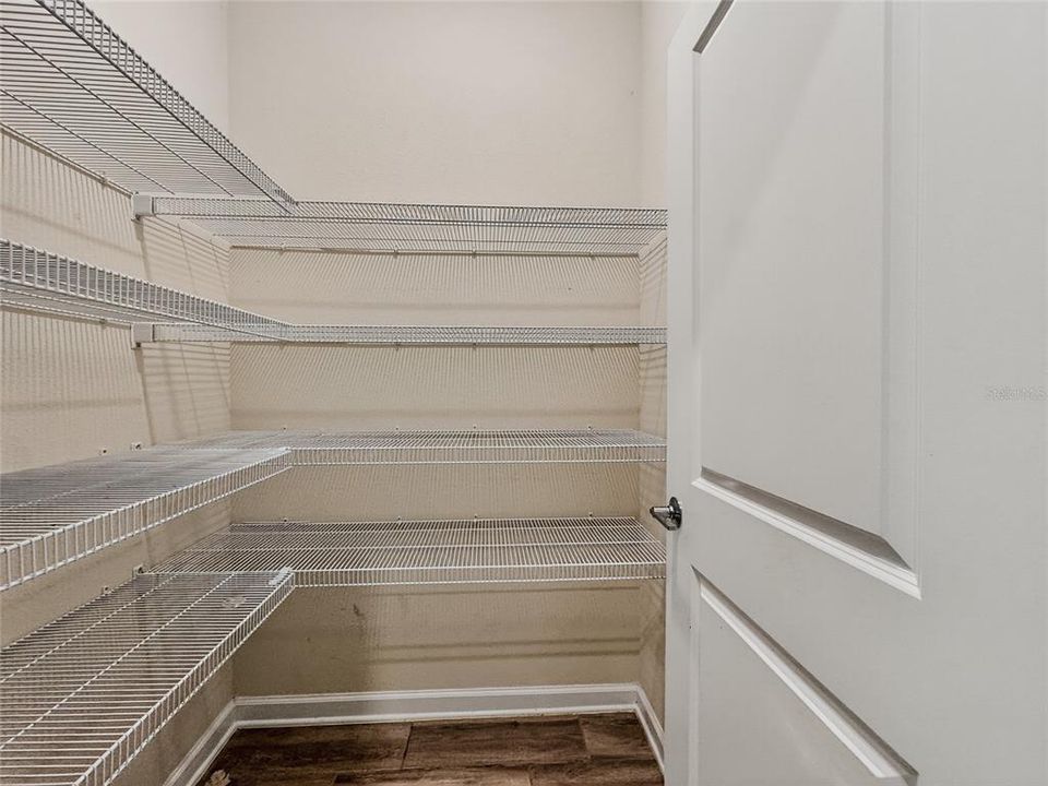 Activo con contrato: $415,000 (4 camas, 2 baños, 3031 Pies cuadrados)