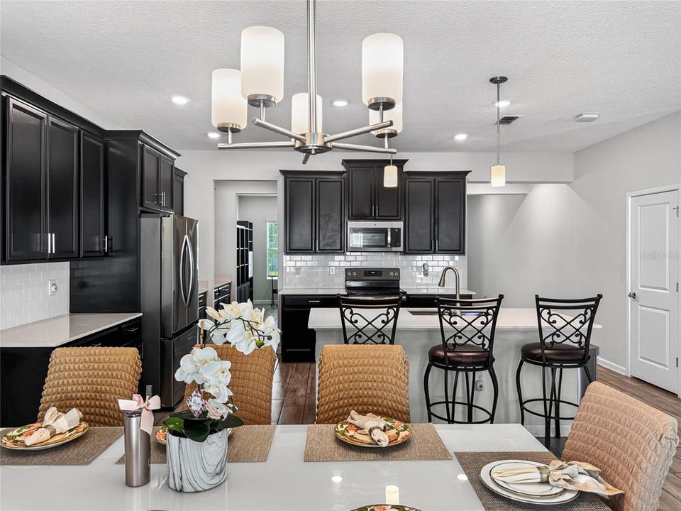 Activo con contrato: $415,000 (4 camas, 2 baños, 3031 Pies cuadrados)