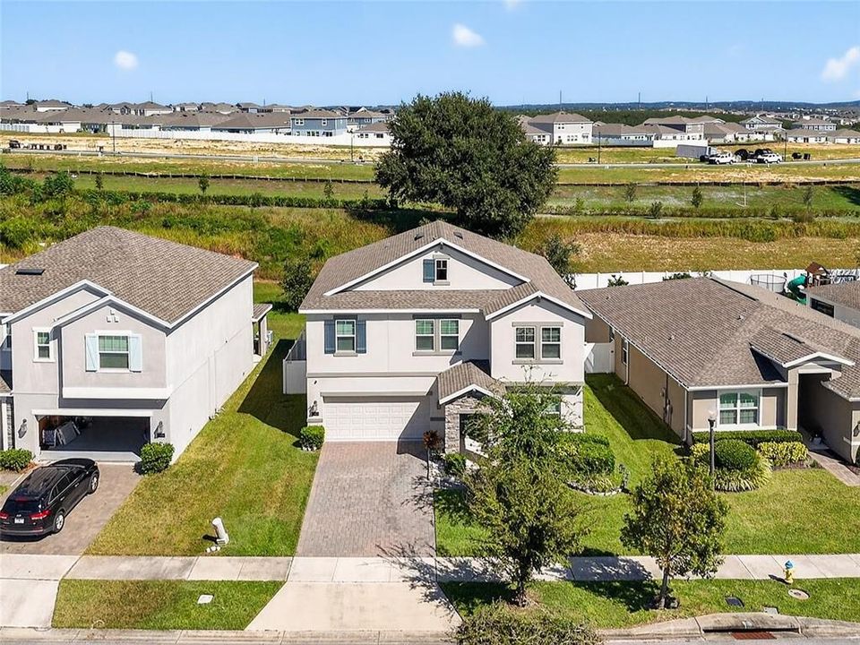 Activo con contrato: $415,000 (4 camas, 2 baños, 3031 Pies cuadrados)