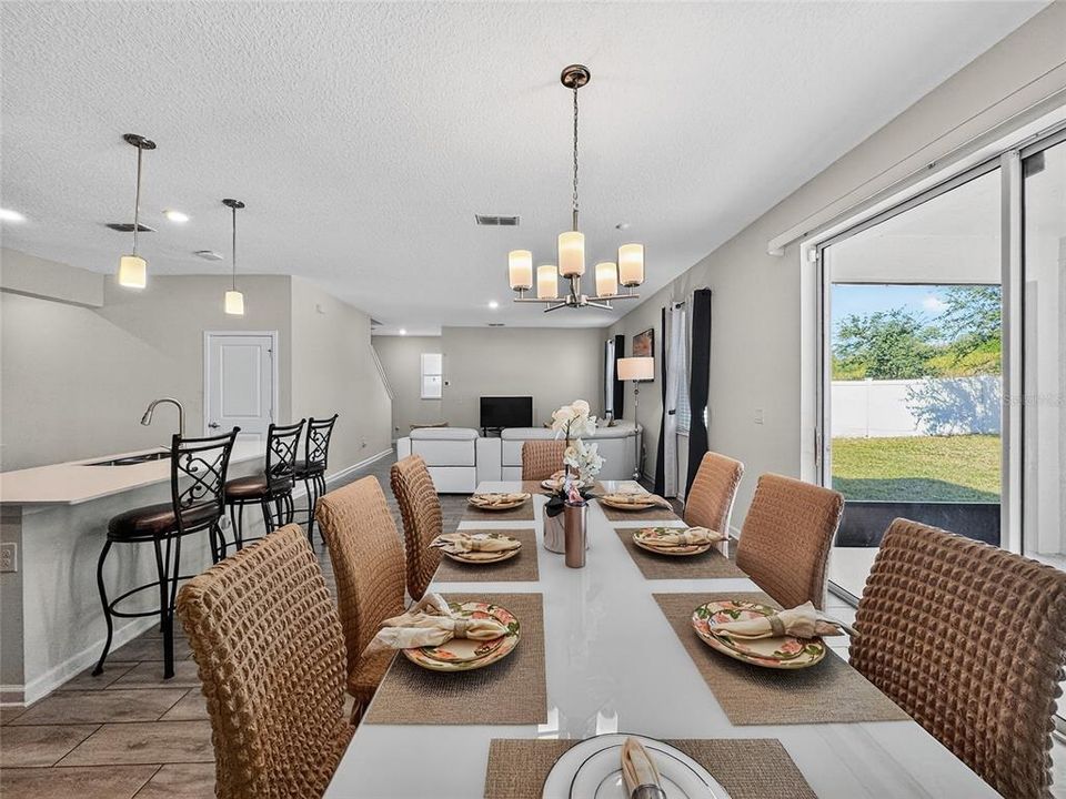 Activo con contrato: $415,000 (4 camas, 2 baños, 3031 Pies cuadrados)