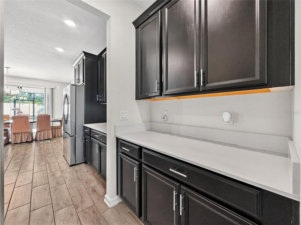 Activo con contrato: $415,000 (4 camas, 2 baños, 3031 Pies cuadrados)