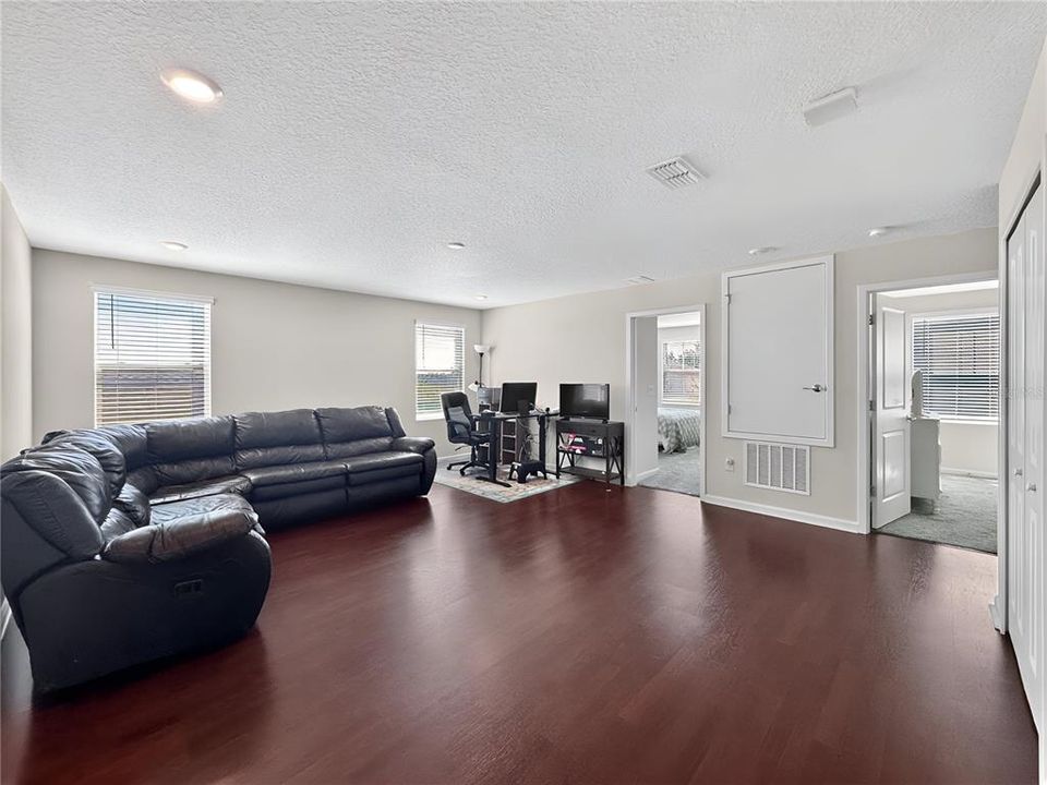 Activo con contrato: $415,000 (4 camas, 2 baños, 3031 Pies cuadrados)