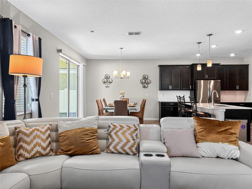 Activo con contrato: $415,000 (4 camas, 2 baños, 3031 Pies cuadrados)