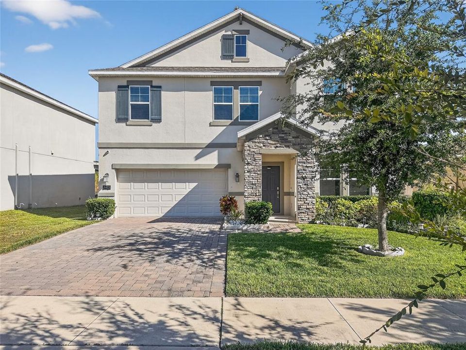 Activo con contrato: $415,000 (4 camas, 2 baños, 3031 Pies cuadrados)