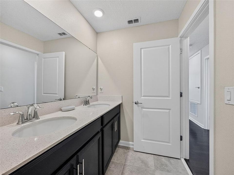 Activo con contrato: $415,000 (4 camas, 2 baños, 3031 Pies cuadrados)