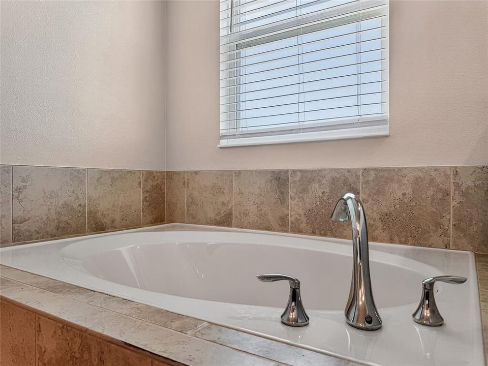 Activo con contrato: $415,000 (4 camas, 2 baños, 3031 Pies cuadrados)