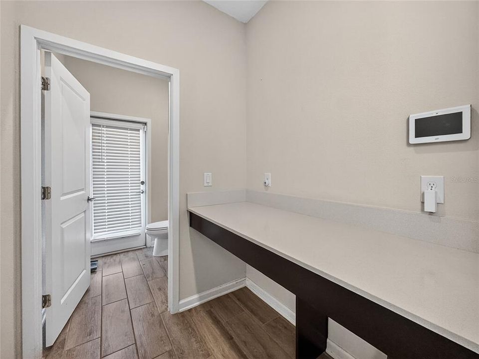 Activo con contrato: $415,000 (4 camas, 2 baños, 3031 Pies cuadrados)