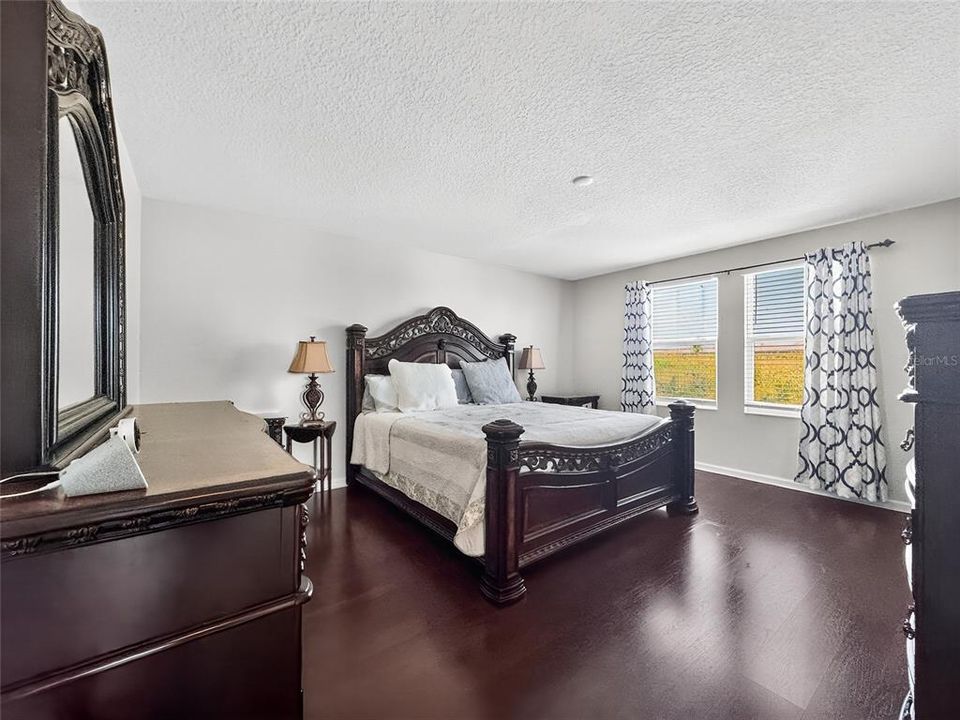 Activo con contrato: $415,000 (4 camas, 2 baños, 3031 Pies cuadrados)