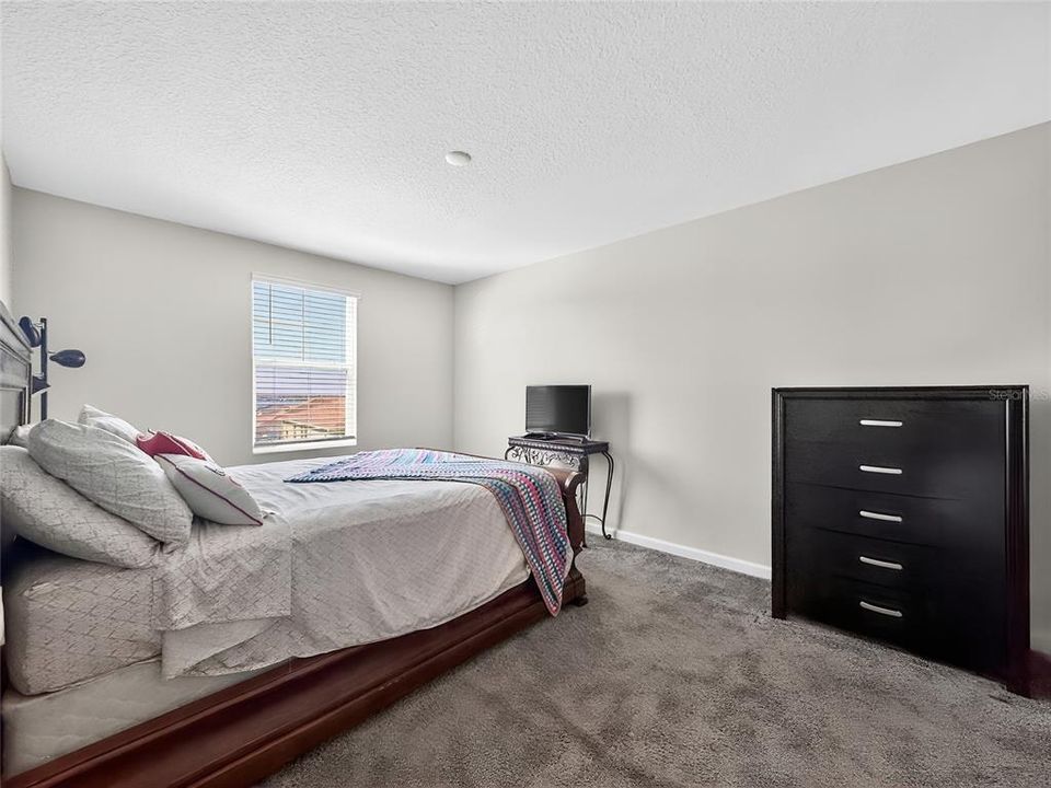 Activo con contrato: $415,000 (4 camas, 2 baños, 3031 Pies cuadrados)