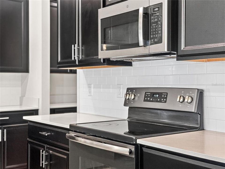 Activo con contrato: $415,000 (4 camas, 2 baños, 3031 Pies cuadrados)