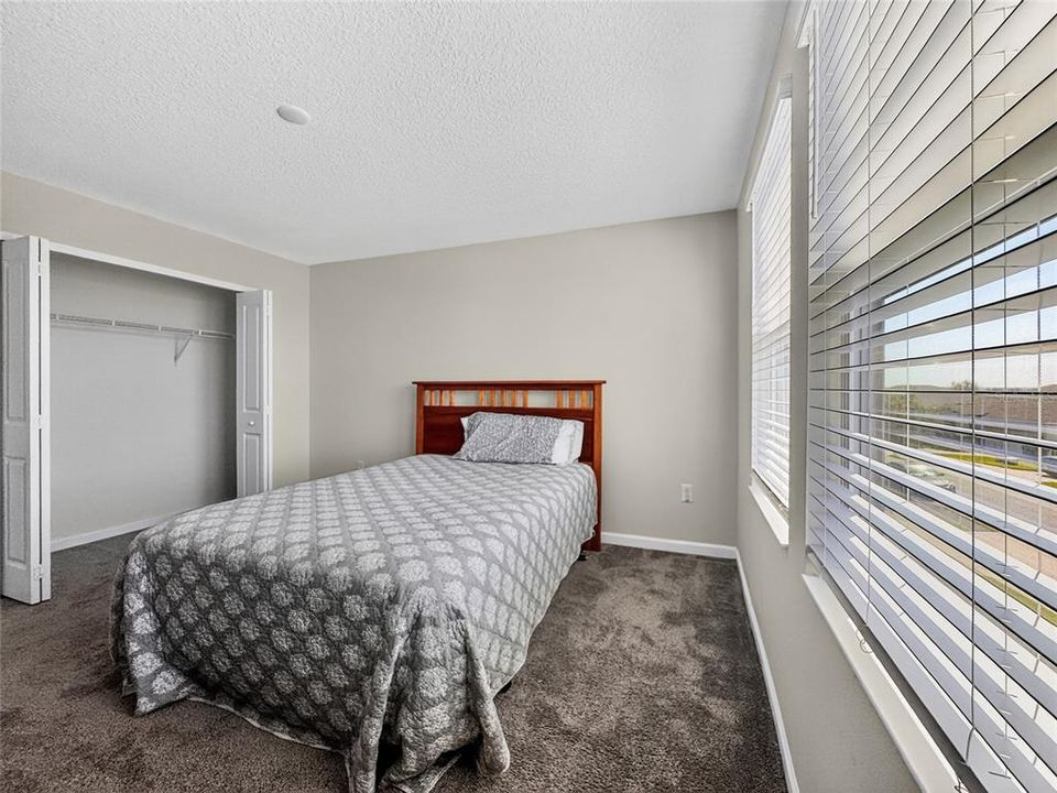 Activo con contrato: $415,000 (4 camas, 2 baños, 3031 Pies cuadrados)