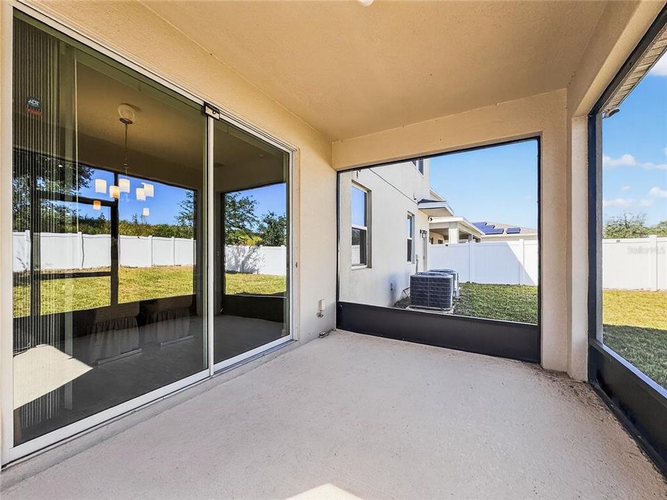 Activo con contrato: $415,000 (4 camas, 2 baños, 3031 Pies cuadrados)