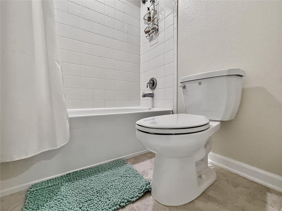 Activo con contrato: $415,000 (4 camas, 2 baños, 3031 Pies cuadrados)