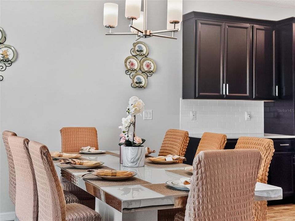 Activo con contrato: $415,000 (4 camas, 2 baños, 3031 Pies cuadrados)