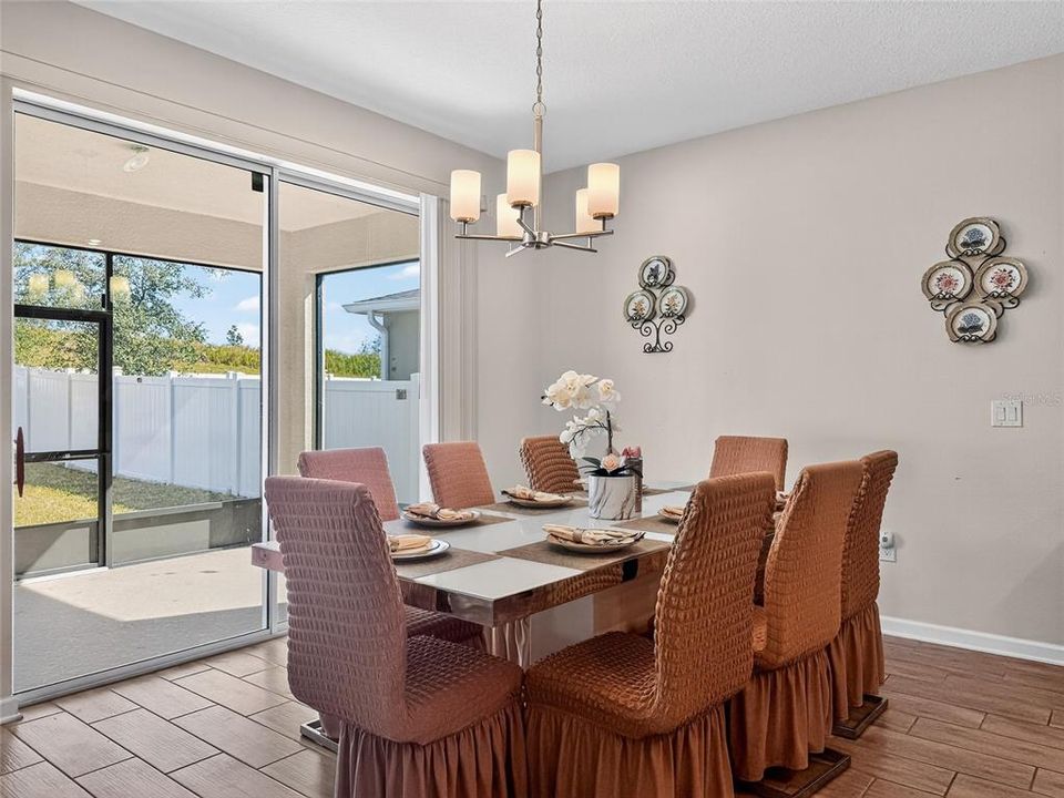 Activo con contrato: $415,000 (4 camas, 2 baños, 3031 Pies cuadrados)