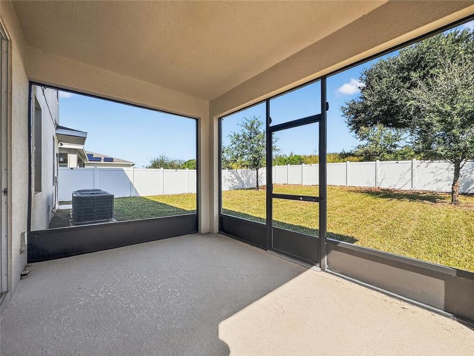 Activo con contrato: $415,000 (4 camas, 2 baños, 3031 Pies cuadrados)