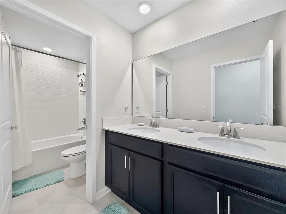 Activo con contrato: $415,000 (4 camas, 2 baños, 3031 Pies cuadrados)