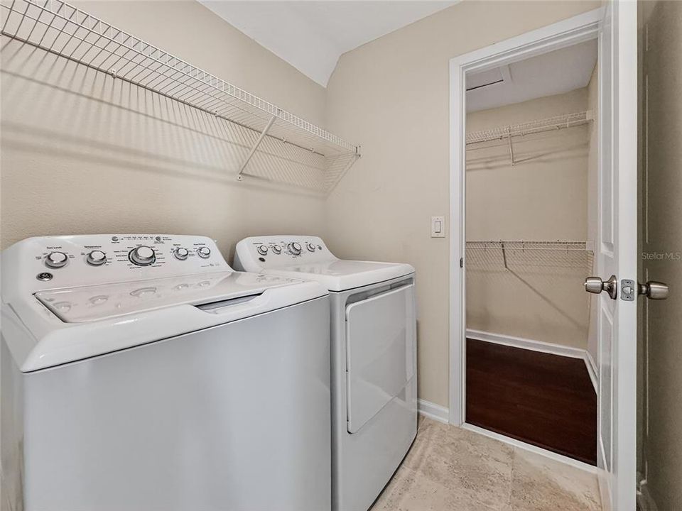 Activo con contrato: $415,000 (4 camas, 2 baños, 3031 Pies cuadrados)