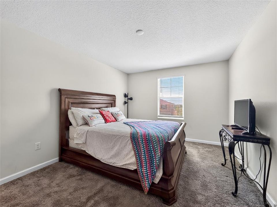 Activo con contrato: $415,000 (4 camas, 2 baños, 3031 Pies cuadrados)