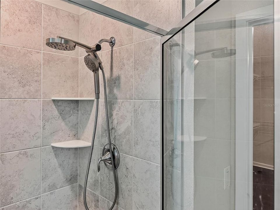 Activo con contrato: $415,000 (4 camas, 2 baños, 3031 Pies cuadrados)