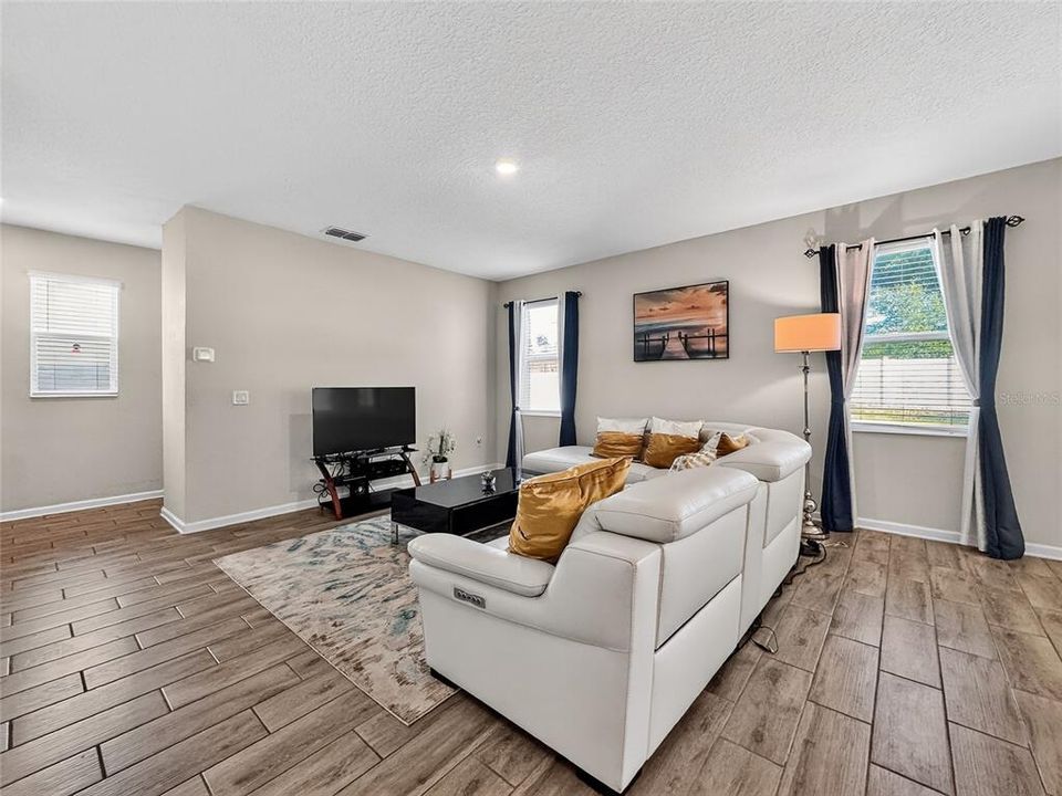 Activo con contrato: $415,000 (4 camas, 2 baños, 3031 Pies cuadrados)