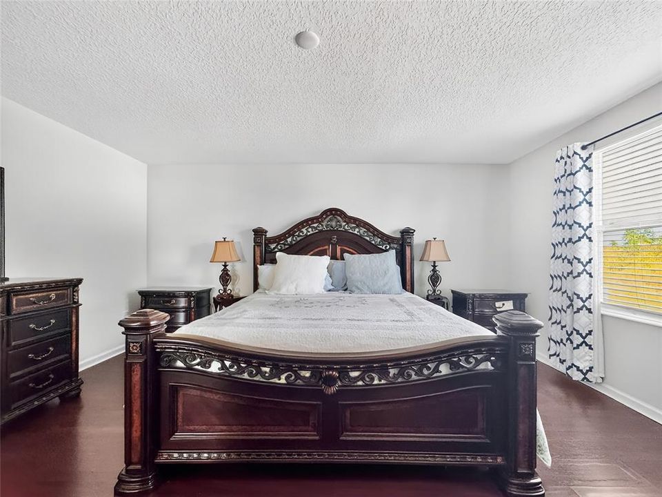 Activo con contrato: $415,000 (4 camas, 2 baños, 3031 Pies cuadrados)