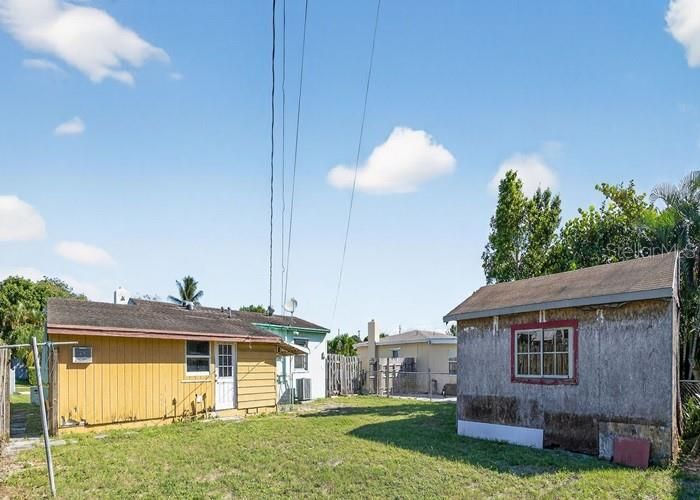 Active With Contract: $291,500 (2 beds, 1 baths, 977 Square Feet)