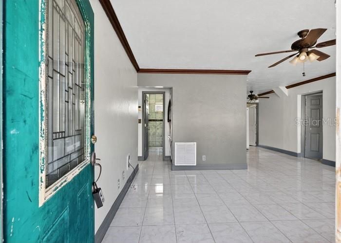 Active With Contract: $291,500 (2 beds, 1 baths, 977 Square Feet)