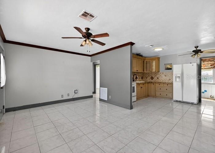 Active With Contract: $291,500 (2 beds, 1 baths, 977 Square Feet)