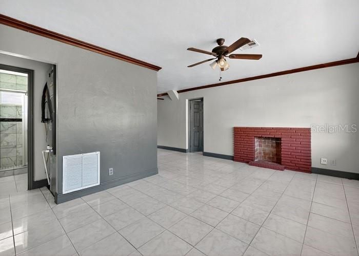 Active With Contract: $291,500 (2 beds, 1 baths, 977 Square Feet)