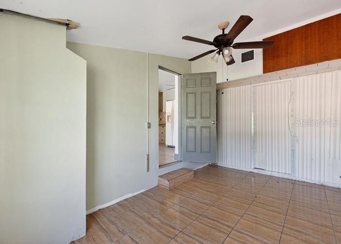 Active With Contract: $291,500 (2 beds, 1 baths, 977 Square Feet)